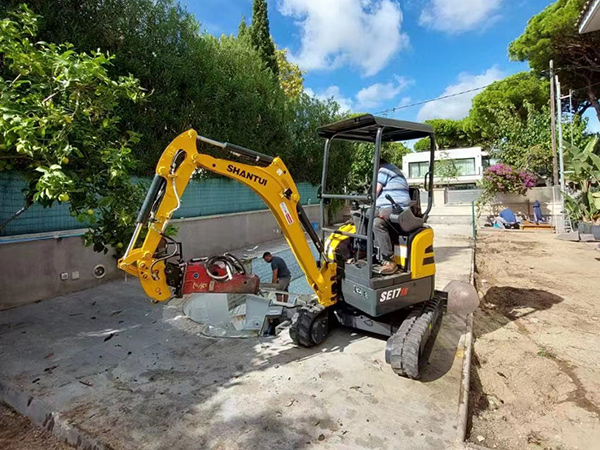 Shantui SE17SR mini excavator works in Spain