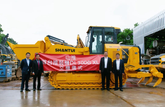 shantui-first-dozer-loader-dl300g-delivery-to-hong-kong-client